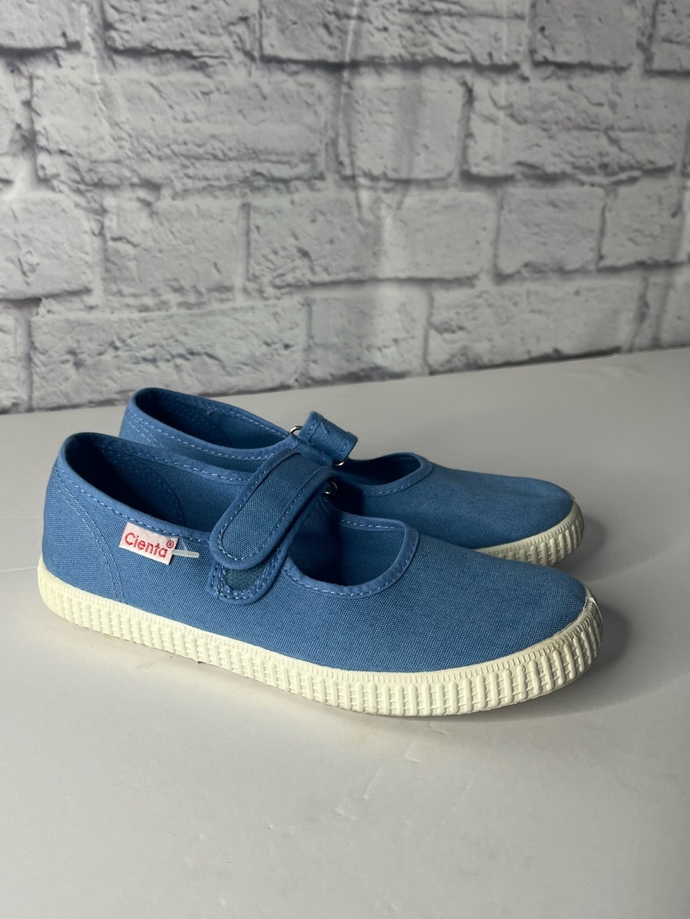 Cienta Shoes Kids Girls 11 Light  Blue Canvas Mary Jane shoes  Girls size 2.5